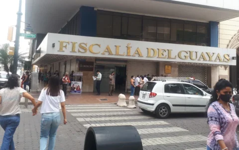 Edwin Sola expuso su inquietud en la Fiscalía del Guayas por la falta de respuestas inmediatas.