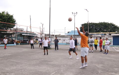 En las canchas afuera de la unidad educativa Ismael Pérez Pazmiño, en la Alborada, se vive ambiente de barrio, pese al temor a la delincuencia.