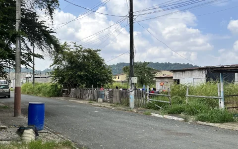 Varios de los perjudicados habitan los lotes sin servicios básicos; algunos lo hacen en viviendas de caña.