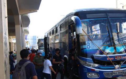 La transportación urbana de Manta advierte con salida de operaciones de otras líneas de buses sino mejora la situación