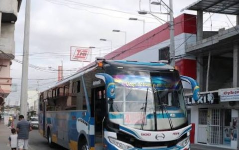 El transporte urbano mantiene un costo del pasaje en 0.40 centavos, sin embargo, se advierte de una posible alza