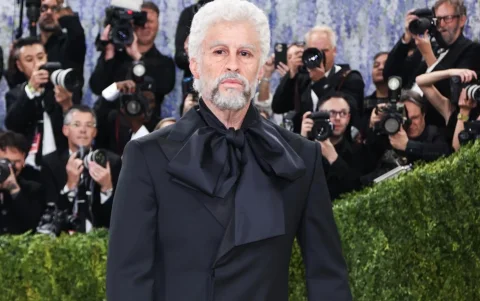 Bad Bunny posa ante las cámaras en la Met Gala 2026.