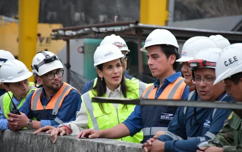 Rol. Inés Manzano, que presidió el directorio de Celec, acompañada por el exgerente de Celec, Fabián Calero.