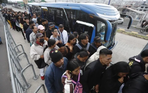 El sistema de transporte urbano en Quito colapsó debido a que la operación recién se inició a las 08:00.