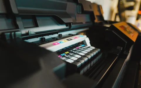 En muchos modelos, el bloqueo por falta de tinta o error de sistema impide funciones que no requieren tinta, como el escaneo digital