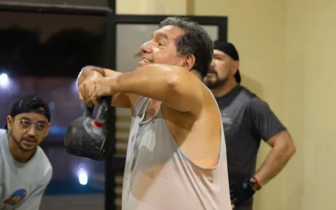 La actividad física constante no solo fortalece el cuerpo, también mejora el estado de ánimo y la interacción social.