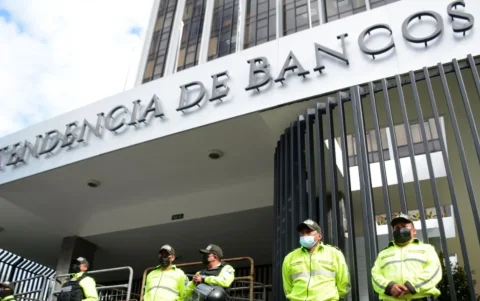 Michelle Maffei insiste en que la UAFE debe verificar la información remitida por bancos y cooperativas.