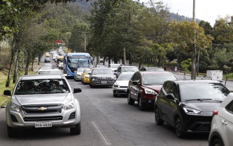 Tráfico vehicular se intensifica en una de las principales vías de Quito ante la reducción del servicio de transporte público.