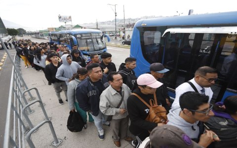 Largas filas evidencian la alta demanda y la escasez de unidades en el sistema de transporte urbano.