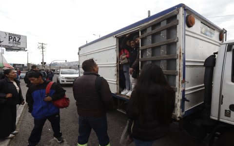 Personas abordan vehículos no convencionales en medio de la crisis del transporte urbano.