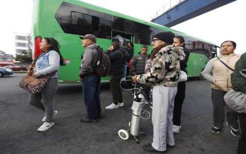 Usuarios en condiciones de salud vulnerables esperan largas filas ante la falta de buses en la capital .