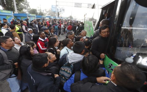 Usuarios se empujan para lograr ingresar a las pocas unidades disponibles en la capital.