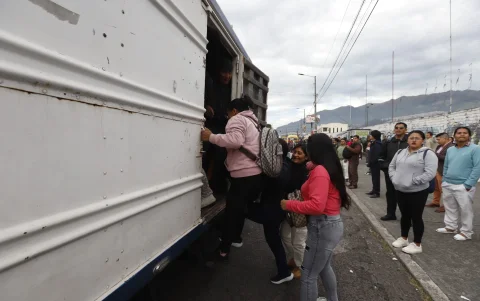 En el sector de La Ofelia, la falta de buses obligó a usuarios a movilizarse en camiones improvisados.