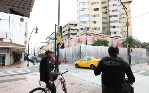 En ocasiones la policía patrulla el edificio Multicomercio.