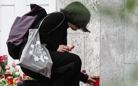 Una mujer deposita flores este martes 5 de mayo de 2026,cerca de la escena del crimen.