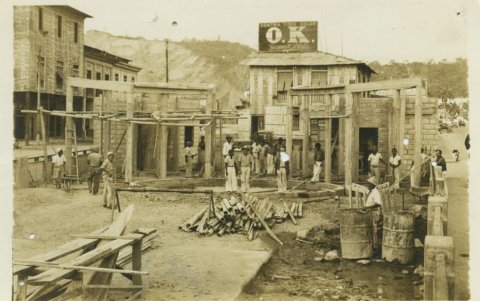 Entre 1945 y 1950 se construyó el parque de la Madre que está en Padre Vicente Solano y Lorenzo de Garaycoa.