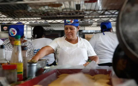 Mujeres preparan alimentos como parte del proyecto de seguridad alimentaria.