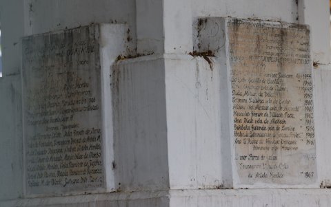 Estas son las placas que están en la base del monumento a la Madre, en el parque triangular del centro de Guayaquil.