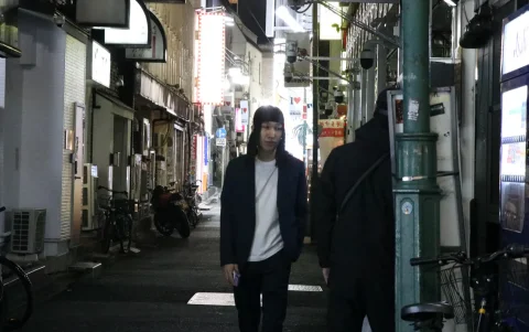 Una persona camina por el barrio de Kabukicho, epicentro de la vida nocturna en Tokio y vinculado durante años a la Yakuza japonesa.