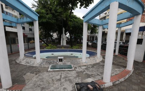 La fuente dañada en el parque de la Madre, en Guayaquil, está junto al panel eléctrico desmantelado. Frente a este espacio se encuentra el distrito centro de la Agencia de Tránsito y Movilidad (ATM).