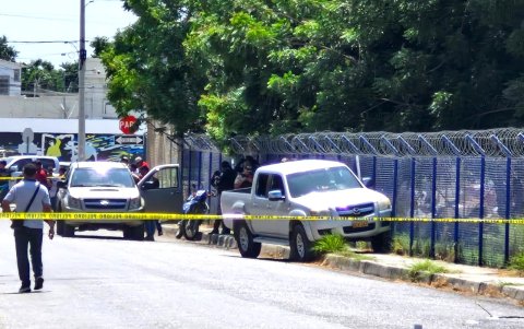 La camioneta donde se movilizaba la víctima terminó recostada en el cerramiento de una de las áreas de la refinería en La Libertad