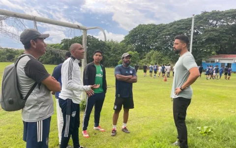 Cristhian Noboa (d) junto a profesores de las formativas de Emelec.
