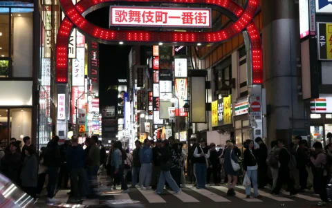 Entrada a la calle principal del barrio rojo de Kabukicho