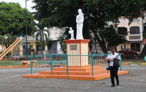En el parque de la Floresta II hay una estatua en homenaje a la Madre. Los entornos del lugar están descuidados.