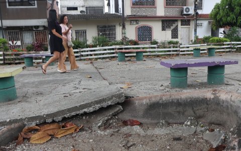 Los desniveles en el suelo del parque de la Madre, en Sauces 3, ponen en riesgo a los visitantes.