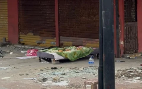 Una cama está instalada en los bajos del edificio.