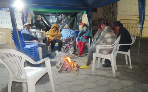 Los comerciantes se mantienen durmiendo bajo carpas.
