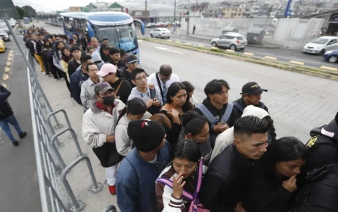 Los transportistas aseguraron que este 6 de mayo se retomará el servicio de buses en Quito y que operarán en los horarios habituales.