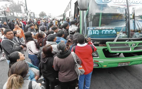 Movilidad. En Carapungo, decenas de personas abordaron un bus interparroquial, ante el paro de los urbanos.