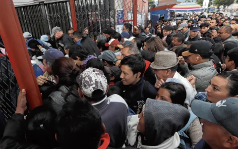 Aglomeración. Cuando se habilitó la operación, a las 08:00, cientos de usuarios ingresaron a la Estación de La Ofelia, en el norte.