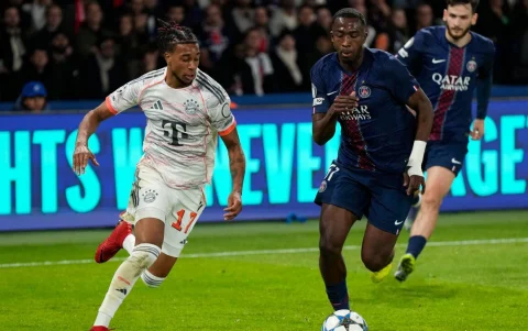 Willian Pacho (d) en el duelo de PSG ante Bayern Múnich en Champions League.