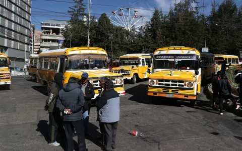 Personas bloquean una vía con sus vehículos durante una jornada de protestas este martes, en La Paz (Bolivia).