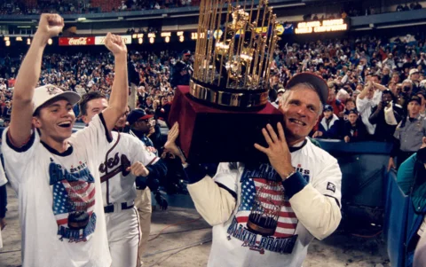 Ted Turner junto a los Atlanta Braves tras ganar la Serie Mundial.