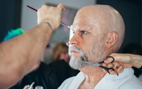 El artista puertorriqueño se somete a un elaborado proceso de maquillaje para dar vida a su versión envejecida en la Met Gala 2026