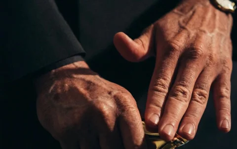 Accesorios como el reloj Cartier y el bastón dorado reforzaron la narrativa estética de Bad Bunny en la Met Gala 2026.