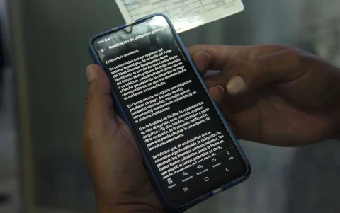 Un usuario muestra el correo electrónico alertándole del cobro.