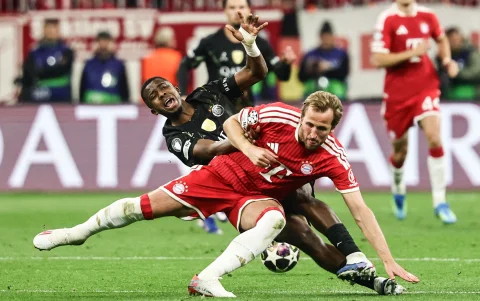 Willian Pacho y la pelea todo el partido ante Kane del Bayern.