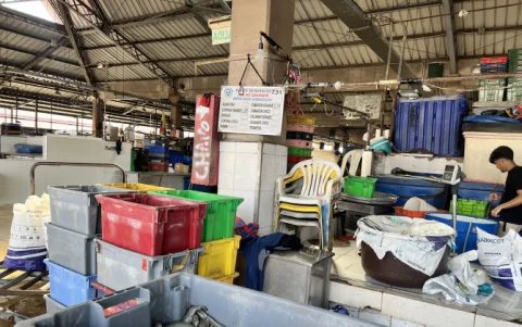 En el puesto de Rosa Espinoza, el camarón se enfría mientras las ventas no despegan.