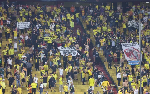 Hinchas de Barcelona mostraron carteles reprobando a directivos, jugadores y cuerpo técnico en el duelo de Libertadores ante Boca Juniors.