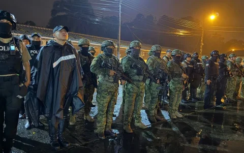 Extorsión y microtráfico financiaban armas, según Policía y Fiscalía, tras 25 allanamientos en Quevedo.