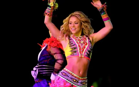 Shakira durante la ceremonia de clausura de la Copa Mundial de la FIFA 2010, interpretando 'Waka Waka'