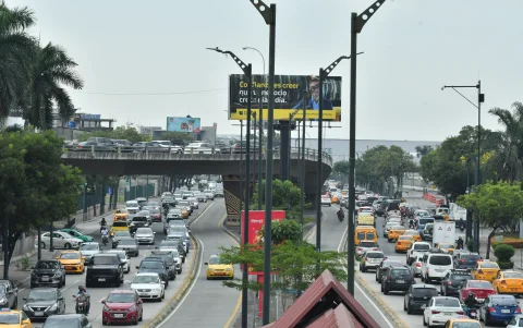 El tráfico colapsa en las principales arterias de Guayaquil