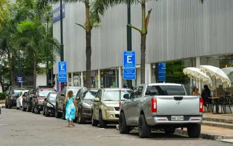 La reducción de parqueos es una propuesta que especialistas coinciden que funcionará.