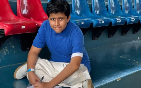 El joven sueña con especializarse en nanotecnología y biomedicina para impulsar la investigación científica y médica en Ecuador.