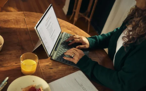 Un informe de Salesforce revela que, aunque el 70% de la Gen Z usa IA para ahorrar tiempo, el 52% admite que confía menos en su veracidad