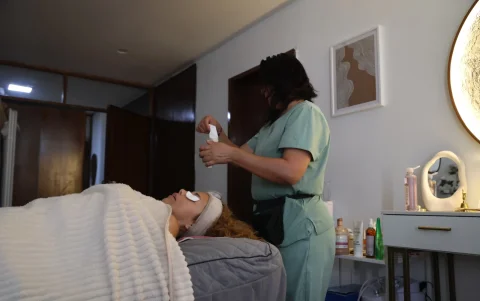 Faciales, terapias capilares y masajes relajantes destacan entre las promociones especiales por el Día de la Madre